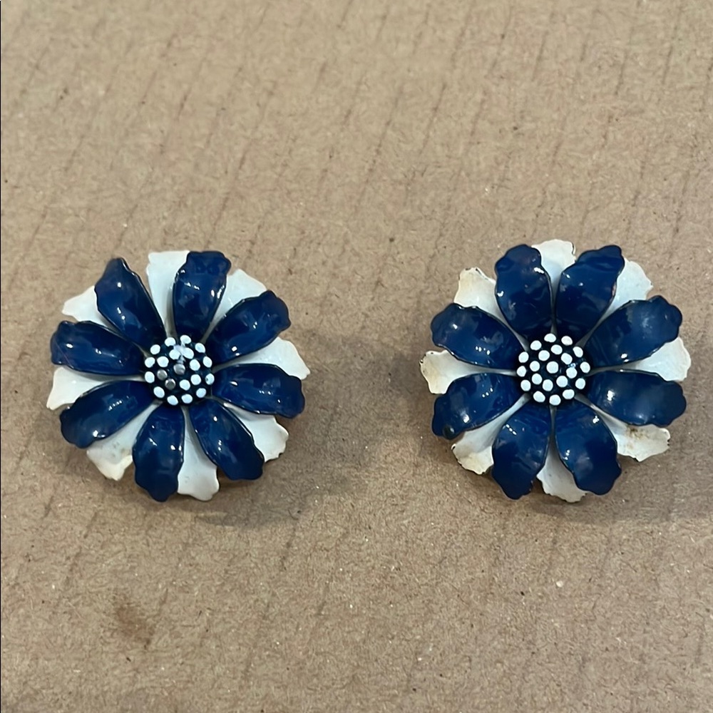 TRIFARI CROWN BLUE AND WHITE ENAMEL FLOWERED CLIP EARRING VINTAGE